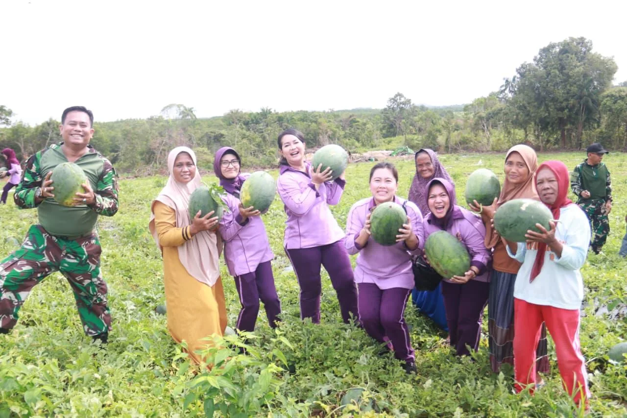 People with agricultural produce in Tanjung Pinang